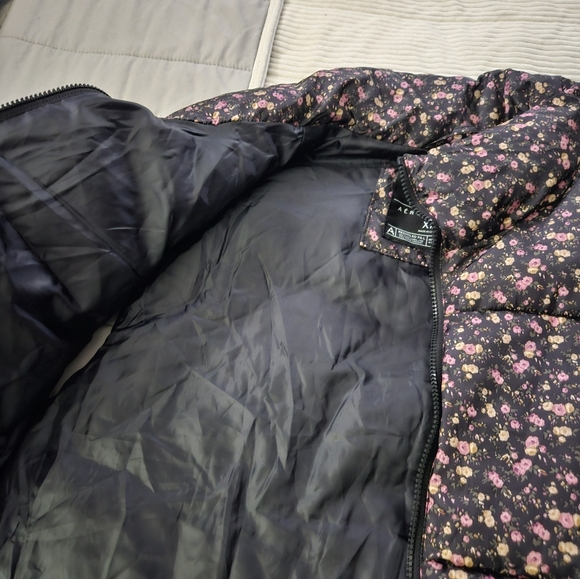 AEROPOSTALE Remixed Down Floral Puffer Vest. Size XL - Picture 4 of 5
